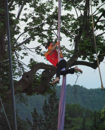 Un spectacle de cirque pour un évènement réussi.